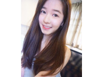 	泰國美女牙醫Toey長相甜美可人、笑起來帶有一絲鄰家女孩的清新氣質，在網路上爆紅。