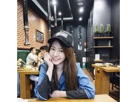 從Instagram和臉書中也常看見她分享美照，似乎是個愛美食、旅行的活潑女孩。