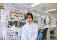	Toey剛從泰國最高學府朱拉隆功大學（Chulalongkorn University）畢業，是名副其實的高顏值學霸。