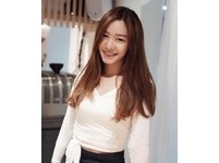 	泰國美女牙醫Toey長相甜美可人、笑起來帶有一絲鄰家女孩的清新氣質，在網路上爆紅。