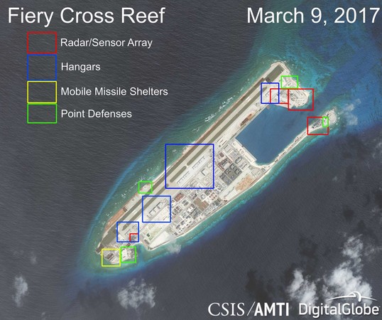 大陸南沙人造島永暑礁(Fiery Cross Reef)，圖中顯示雷達、機庫等各項軍事設施。（圖／翻攝自亞洲海事透明倡議官網）