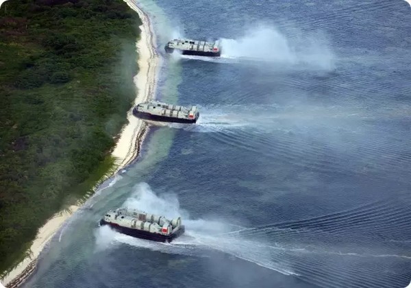 解放軍南海艦隊支隊21日至27日實行多方向立體奪控島礁演練，出動多架直升機與多艘726型「野馬」氣墊登陸艇。（圖／翻攝自《當代海軍》微博公眾號）
