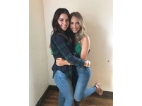 海莉是阿姆和前妻Kimberly Scott所生的女兒，和其他星二代不一樣，雖然爸爸是明星，但她個性和行事都相當低調。