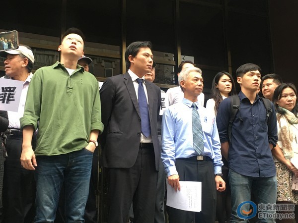318太陽花學運共22人被告5項罪名，一審宣判通通無罪，隨即在台北地方法院外召開記者會。(圖／記者楊佩琪攝)