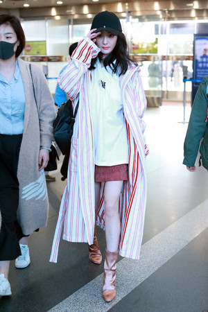 楊冪3日現身南京機場，雖然腳步匆匆、壓低黑色鴨舌帽，但一身亮麗造型還是令人一眼就注意到她的存在。
