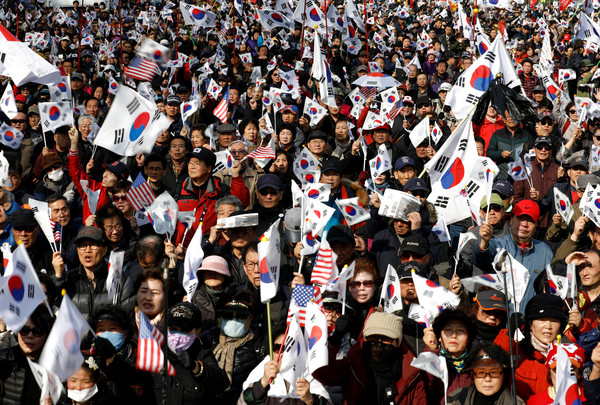 支持朴槿惠的韓國民眾出席示威，高舉韓國國旗。（圖／路透社）