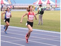 女甲400欄羅佩琳。