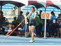 女乙跳高、撐竿跳北醫辛芷妍。