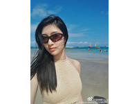 被封為「北大女神」的吳映蝶，不僅是個美女學霸，長像和氣質更是神似女星劉詩詩。（圖／翻攝自微博）