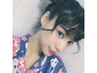 穿上可愛風的服裝，配上微捲瀏海打造甜美女孩風格。