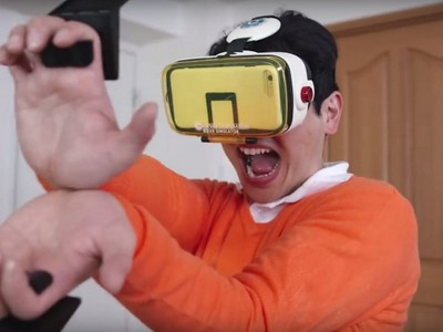 爸爸突然好中二　戴VR眼鏡放龜派氣功，小孩傻了