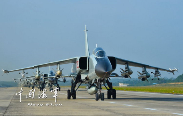 解放軍20多架殲轟-7A（JH-7A）「飛豹」戰機整建制滿掛載出擊，上演「大象漫步」展示肌肉。（圖／翻攝自中國海軍）