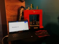 新增迷你視窗（mini view）功能、夜間光線（Night light）功能等之外，使用者可以透過相片、影音、地圖等內建程式使用 Windows Ink(筆跡功能)。