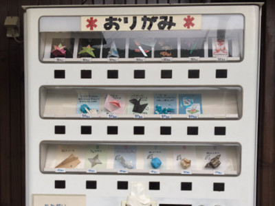 木造商店前的「摺紙販賣機」　10元手作小物引爆日本話題