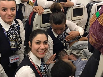 聯航學著點！非裔孕婦機上羊水破　土耳其美艷空姐溫柔接生