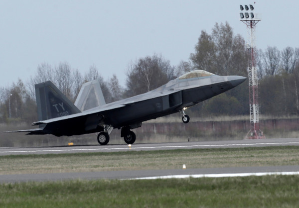 F-22「猛禽」戰鬥機（F-22 Raptor）是一種單座雙發動機第五代匿蹤戰鬥機。主要任務是取得並確保戰區的制空權，額外的任務包括對地攻擊，電子戰和信號情報。（圖／路透社）