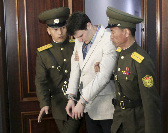 大學生瓦姆比爾（Otto Warmbier）（中），被控竊取北韓的政治宣傳標語。（圖／達志影像／美聯社）