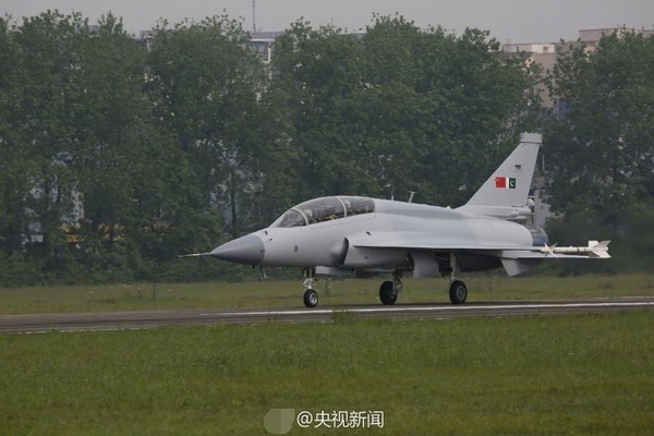 梟龍雙座戰鬥教練機在成都完成首飛，該機是中國少有帶訂單研製的外貿軍機。（圖／翻攝自央視）