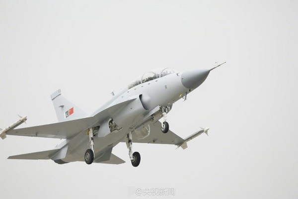 梟龍雙座戰鬥教練機在成都完成首飛，該機是中國少有帶訂單研製的外貿軍機。（圖／翻攝自央視）