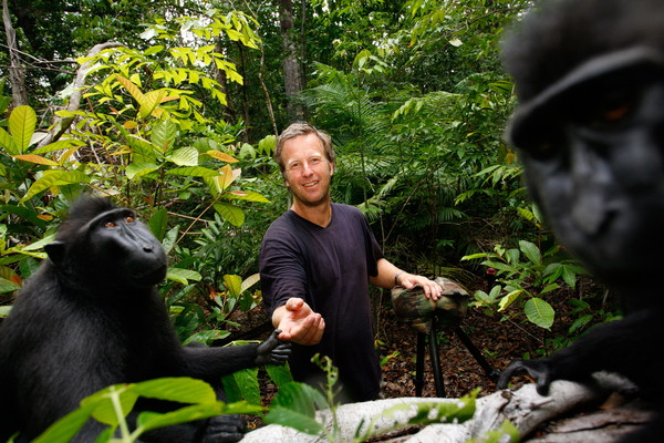 英國攝影師史雷特（David Slater）與印尼黑冠獼猴（Macaca nigra）。（圖／達志圖庫）
