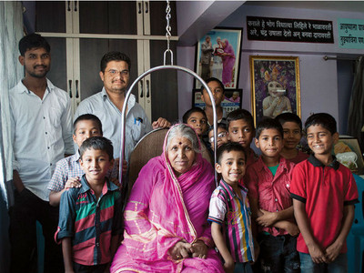 印度68歲「孤兒之母」　40年來收養超過1400子女