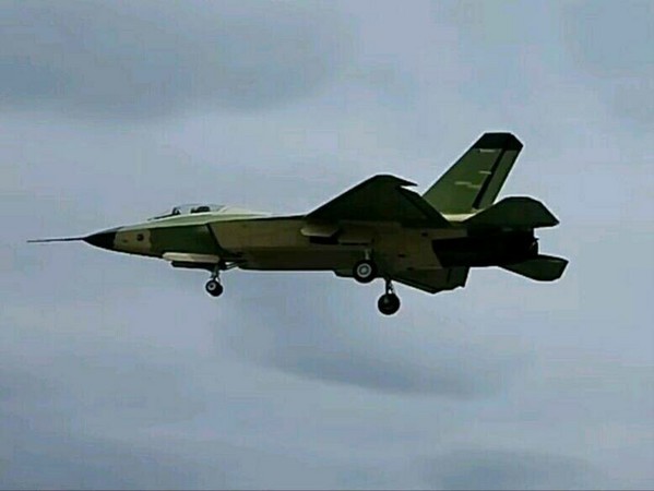 瀋飛研製的殲-31「鶻鷹」2.0新試飛照片曝光。（圖／翻攝自大陸軍事網站）