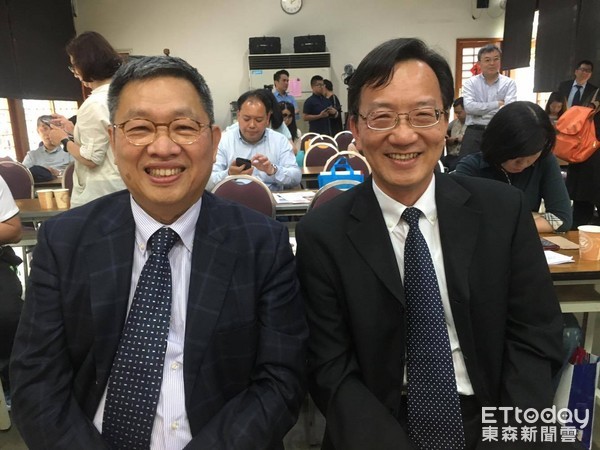 蔡文展医师(左)魏正宗医师皆为僵直性脊椎炎患者(图/记者严云岑摄)