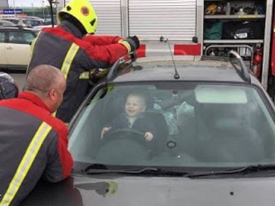 1歲娃兒被鎖車內　全程咯咯笑不哭鬧，消防員也被萌的嫑嫑