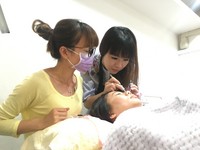 自去（2016）年5月辭去新聞工作後，全力經營美睫工作室。