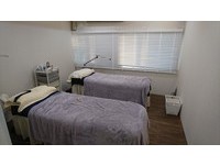 裝潢部分，除了選用簡單元素的壁紙、天花板加以改良之外，也利用牆面開窗增加通風以及採光，80萬元打造工作室。