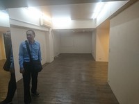 直到生了第一胎之後，發現家裡已經無法容納做睫毛的空間，於是決定出來開一間美睫工作室。