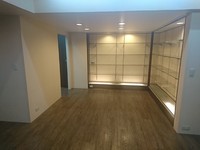 而地點就選在一級戰區—東區，距離捷運忠孝復興站步行約1分鐘，室內約8坪，月租金1萬8千元。