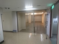 她強調，除了要給客人一個乾淨、舒服的空間之外，亮度也很重要，「因為接睫毛是一件細工，需要看得很清楚，所以亮度一定要充足。」