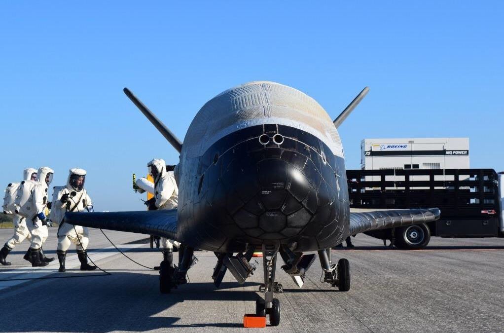 ▲美國軍方的實驗用太空飛機X-37B，7日降落在美國國家航空暨太空總署於佛羅里達州的甘迺迪太空中心，完成持續近2年的機密任務。（圖／翻攝自usairforce推特） 