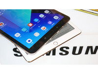 三星Galaxy Tab S3 跟 iPad Pro 都一樣配備 9.7 吋螢幕、四組揚聲器、都支援手寫體驗、並且都在 home 鍵提供指紋辨識功能。