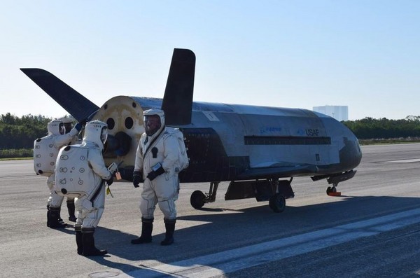 ▲美國軍方的實驗用太空飛機X-37B，7日降落在美國國家航空暨太空總署於佛羅里達州的甘迺迪太空中心，完成持續近2年的機密任務。（圖／翻攝自usairforce推特） 