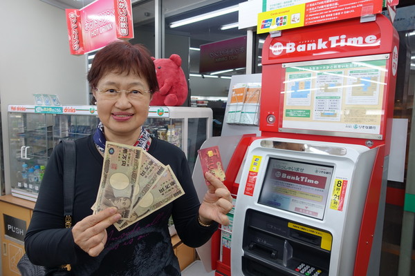 財金公司董事長趙揚清於日本便利商店ATM提款示意畫面。（圖／財金公司提供）