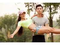 她不是我女友，是我媽啦！50歲辣媽太正...害兒子一直單身（圖／翻攝微博）