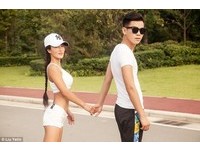 害她每次都要特別花時間解釋，「他不是我男朋友，是我兒子！」