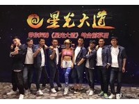 葉問的兒子表示，和母親感情相當好，常常一起出門，導致很多女生都以為他有個性感女友，害他交不到女朋友。