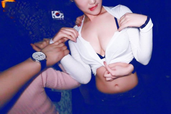韓國夜店變調「淫窟」化！爆乳妹慘遭揉奶、脫到剩內褲