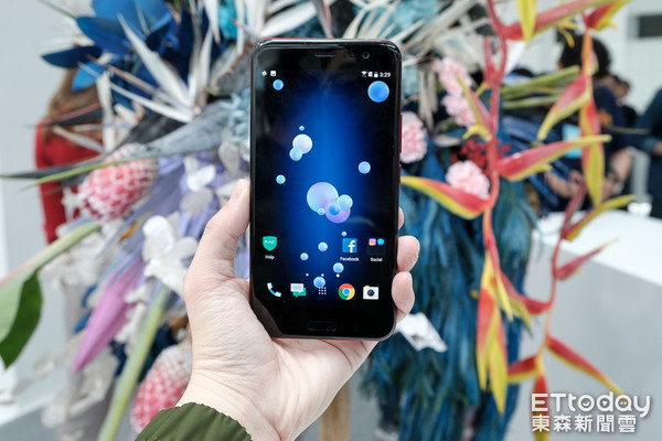 HTC U11炫藍銀與豔陽紅外型解析。（圖／記者莊友直攝）