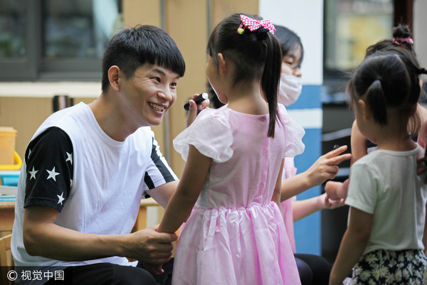 男老師，幼兒園，男老師牽女學生的手，肢體接觸（視覺中國CFP）