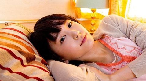 一字領怎麼穿?月薪嬌妻教你這兩招。(圖/翻攝自Instagram、Youtube)