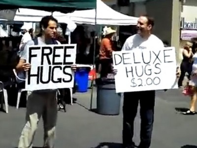 60元買一個擁抱比「免費擁抱」熱門？這實測影片讓人難以置信