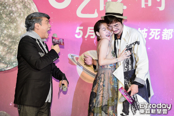 女星小S近期都在為《吃吃的愛》宣傳，24日回到台北舉辦首映會，擔綱女主角的她，穿著要價107萬的「仙女服」出場。