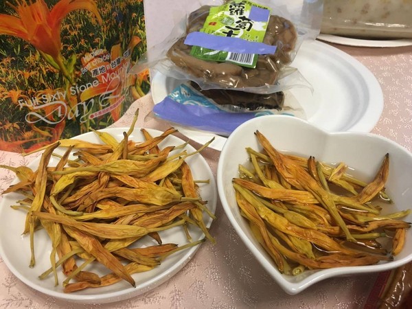 金針乾,醃漬食品。(圖/記者嚴云岑攝)