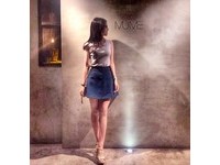 Vicky有著修長美腿。