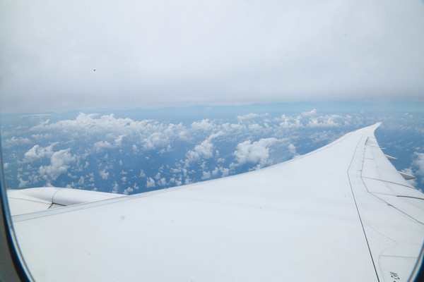 在飛機上睡覺方法,選擇靠窗的位置（圖／記者林世文攝）