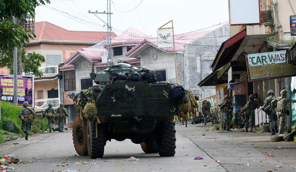 菲律賓軍隊在馬拉韋導當地作戰。（圖／路透社）